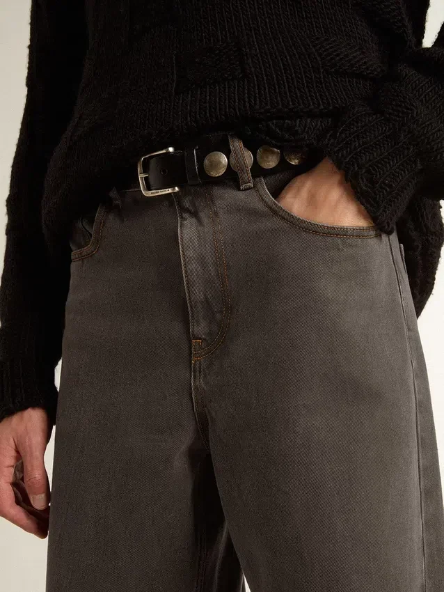 Pantalones de mezclilla para hombre en color gris oscuro con lavado de pliegues retorcidos