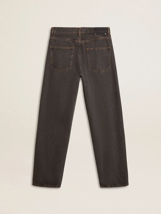 Pantalones de mezclilla para hombre en color gris oscuro con lavado de pliegues retorcidos