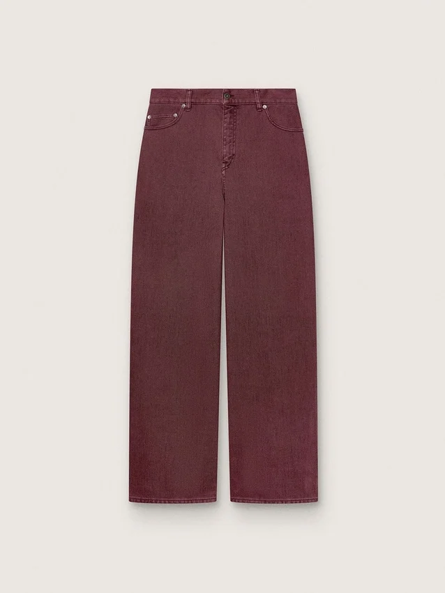Pantalones de mezclilla para mujer en color burdeos
