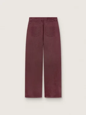Pantalones de mezclilla para mujer en color burdeos