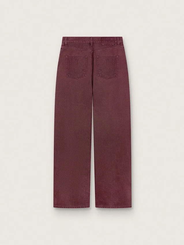 Pantalones de mezclilla para mujer en color burdeos