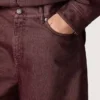 Pantalones de mezclilla para mujer en color burdeos