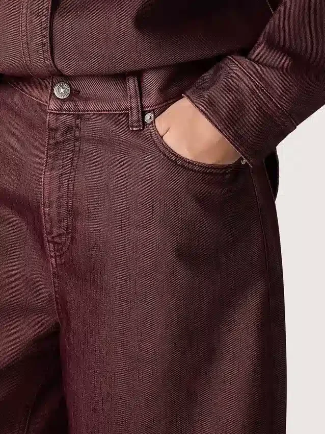 Pantalones de mezclilla para mujer en color burdeos
