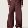 Pantalones de mezclilla para mujer en color burdeos