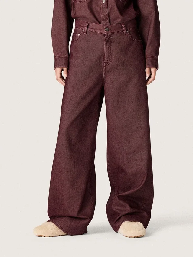 Pantalones de mezclilla para mujer en color burdeos