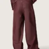 Pantalones de mezclilla para mujer en color burdeos