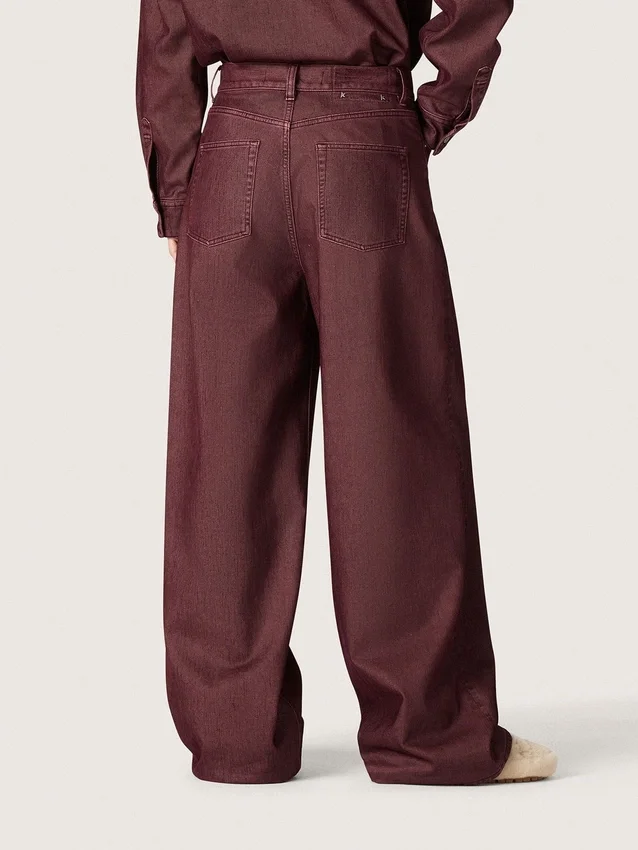 Pantalones de mezclilla para mujer en color burdeos