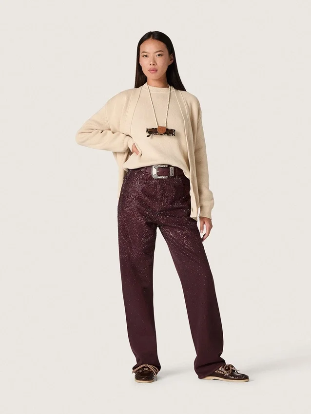 Pantalones de mezclilla para mujer en denim color burdeos con cristales degradados