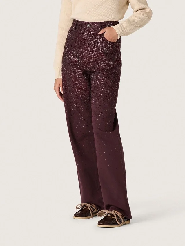 Pantalones de mezclilla para mujer en denim color burdeos con cristales degradados