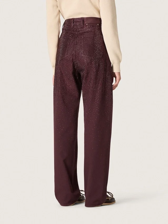 Pantalones de mezclilla para mujer en denim color burdeos con cristales degradados