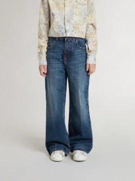 Pantalones de mezclilla para niñas con corte acampanado, lavado medio y bordados