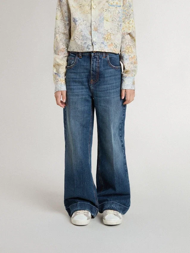 Pantalones de mezclilla para niñas con corte acampanado, lavado medio y bordados