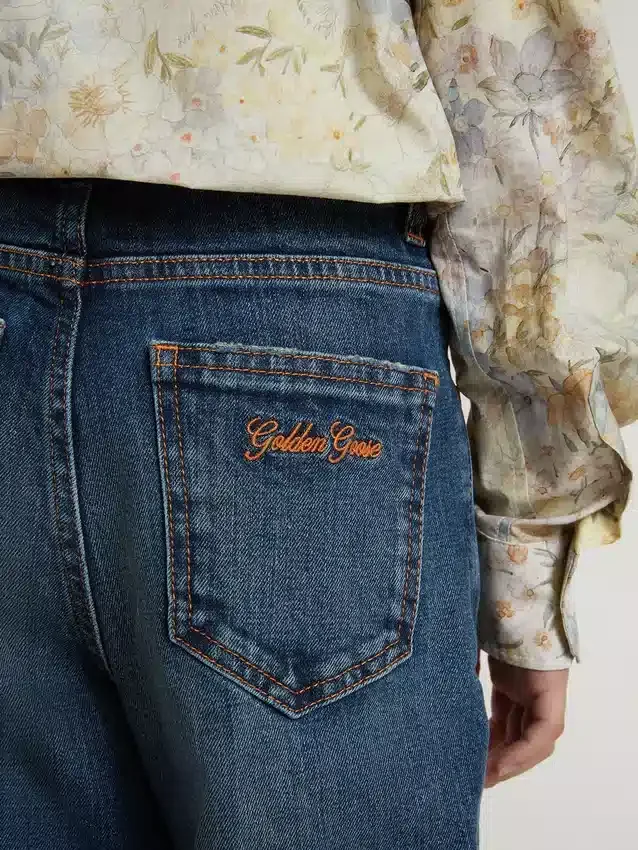 Pantalones de mezclilla para niñas con corte acampanado, lavado medio y bordados