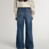 Pantalones de mezclilla para niñas con corte acampanado, lavado medio y bordados