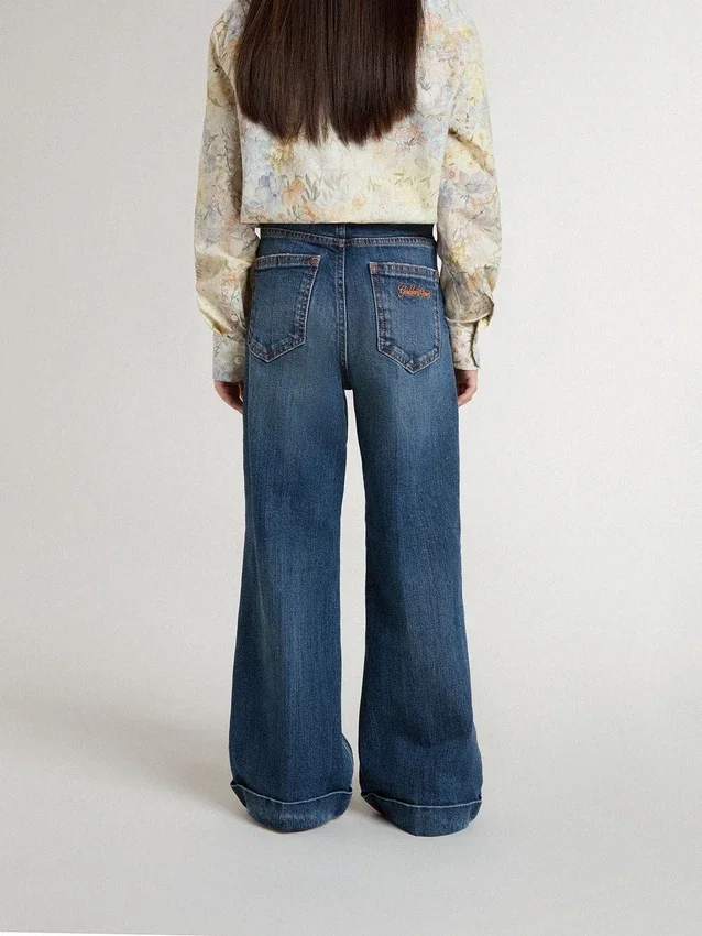 Pantalones de mezclilla para niñas con corte acampanado, lavado medio y bordados