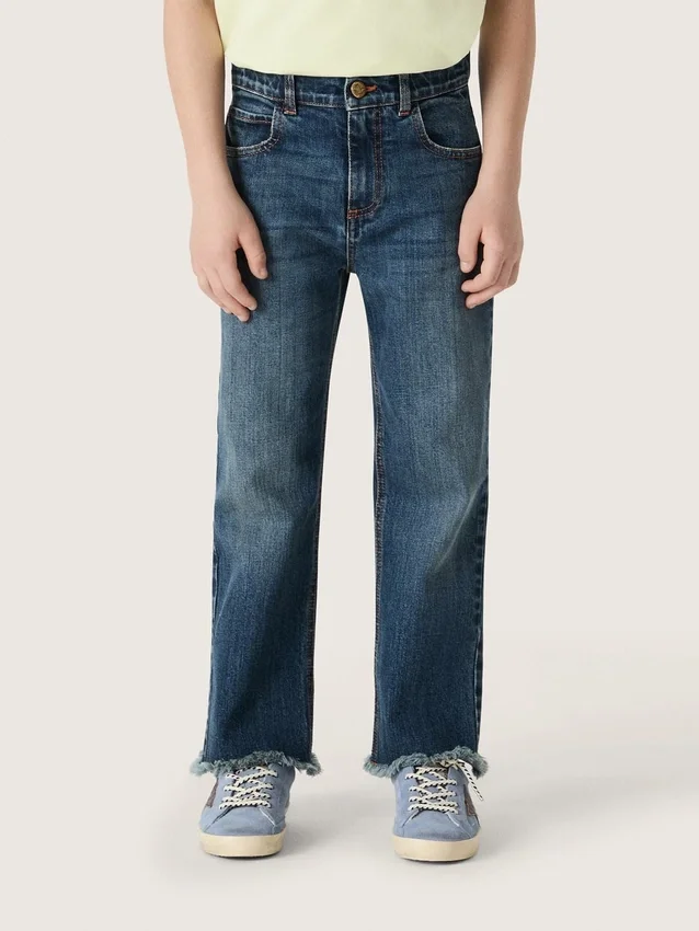 Pantalones de mezclilla para niños con bordes sin rematar y bordado