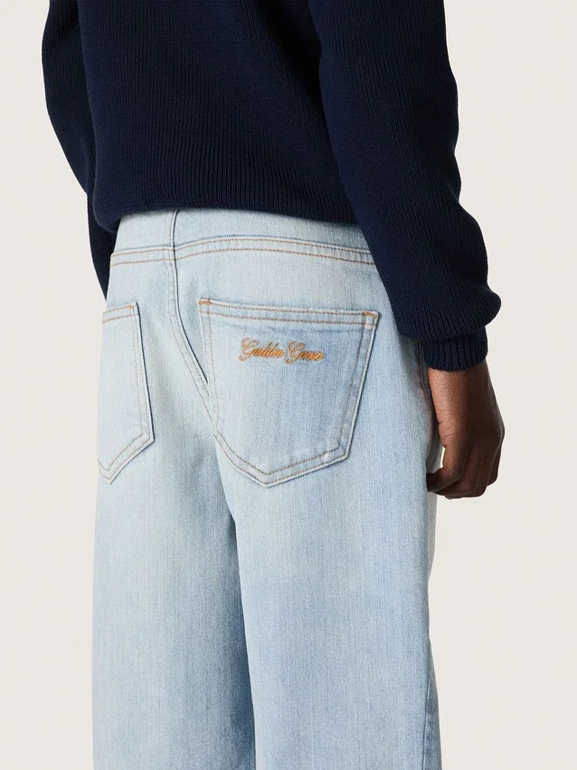 Pantalones de mezclilla para niños Golden en denim azul claro con logotipo bordado