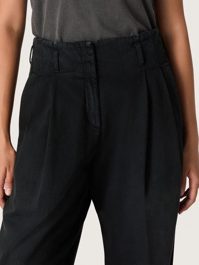 Pantalones de mujer en denim de algodón negro con acabado desgastado