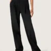 Pantalones de mujer en denim de algodón negro con acabado desgastado