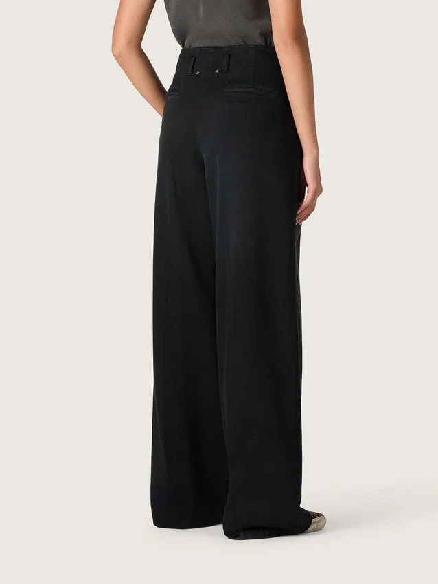 Pantalones de mujer en denim de algodón negro con acabado desgastado