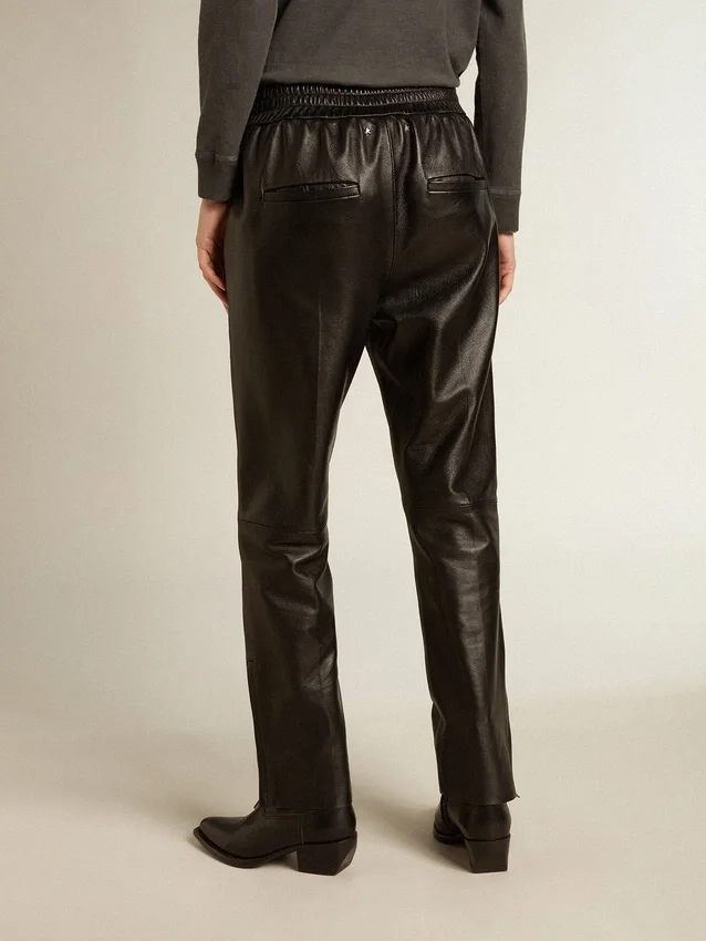 Pantalones deportivos negros de piel napa con cremallera en la parte inferior