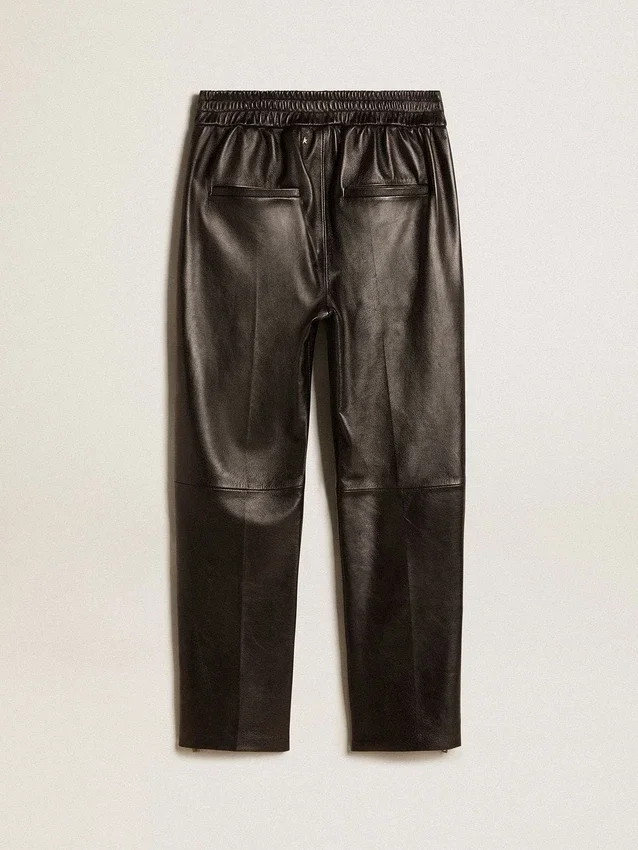 Pantalones deportivos negros de piel napa con cremallera en la parte inferior