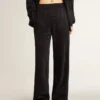 Pantalones joggers negros para mujer con estampado toile de jouy tono sobre tono
