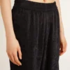 Pantalones joggers negros para mujer con estampado toile de jouy tono sobre tono