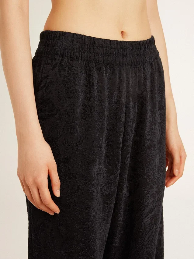 Pantalones joggers negros para mujer con estampado toile de jouy tono sobre tono