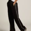 Pantalones joggers negros para mujer con estrellas blancas en los costados