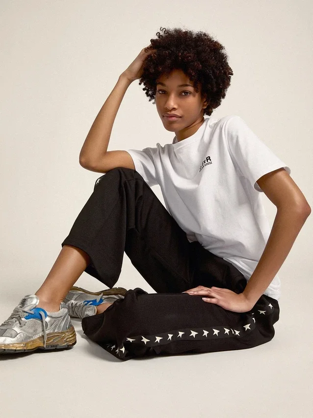 Pantalones joggers negros para mujer con estrellas blancas en los costados