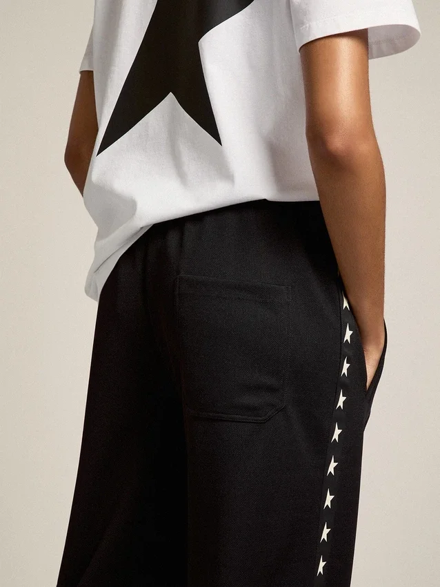 Pantalones joggers negros para mujer con estrellas blancas en los costados