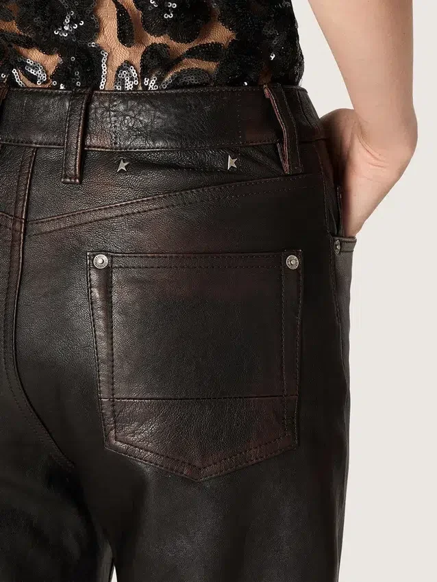 Pantalones para mujer en napa color burdeos oscuro con acabado vintage