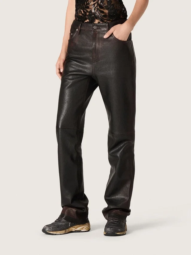Pantalones para mujer en napa color burdeos oscuro con acabado vintage