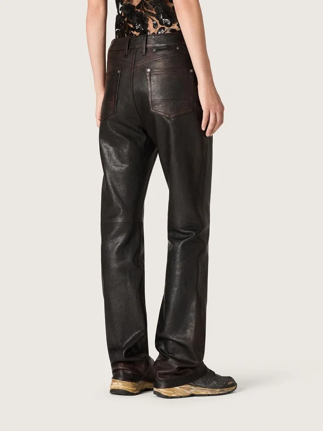 Pantalones para mujer en napa color burdeos oscuro con acabado vintage