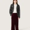 Pantalones para niñas de color burdeos con efecto terciopelo y bolsillo trasero