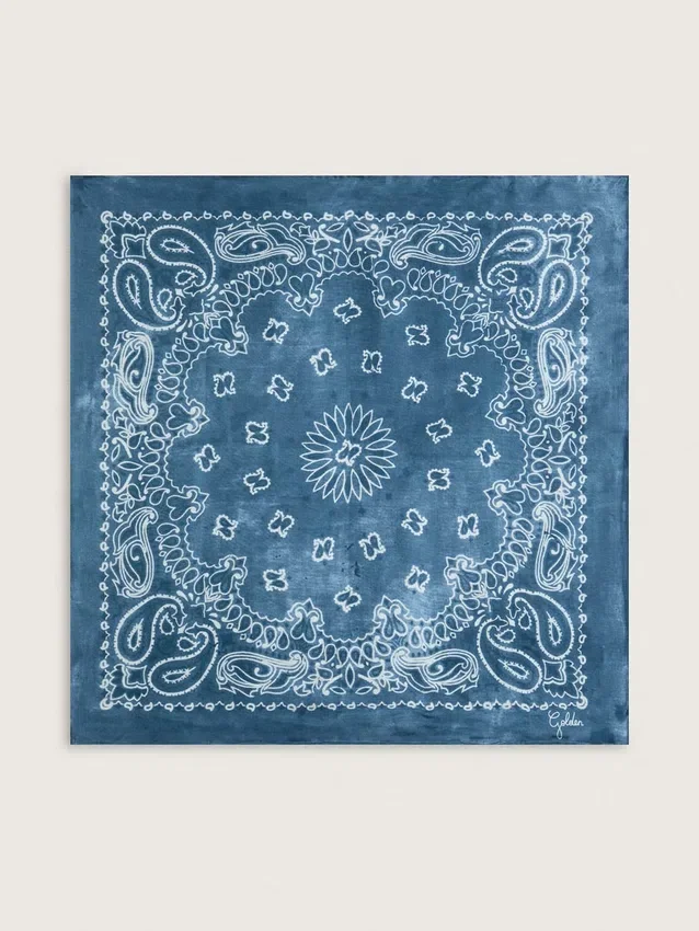 Pañuelo de la Golden Collection en azul denim con diseño de paisley