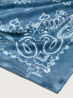 Pañuelo de la Golden Collection en azul denim con diseño de paisley