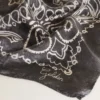 Pañuelo gris antracita con estampado de paisley