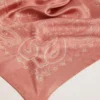 Pañuelo rosa antiguo con estampado de paisley