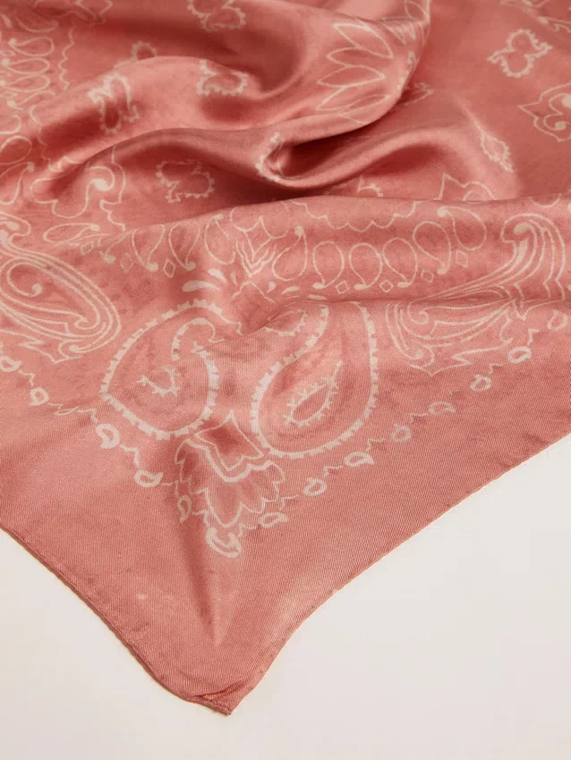 Pañuelo rosa antiguo con estampado de paisley