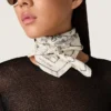 Pañuelo vintage de seda blanca con estampado floral negro