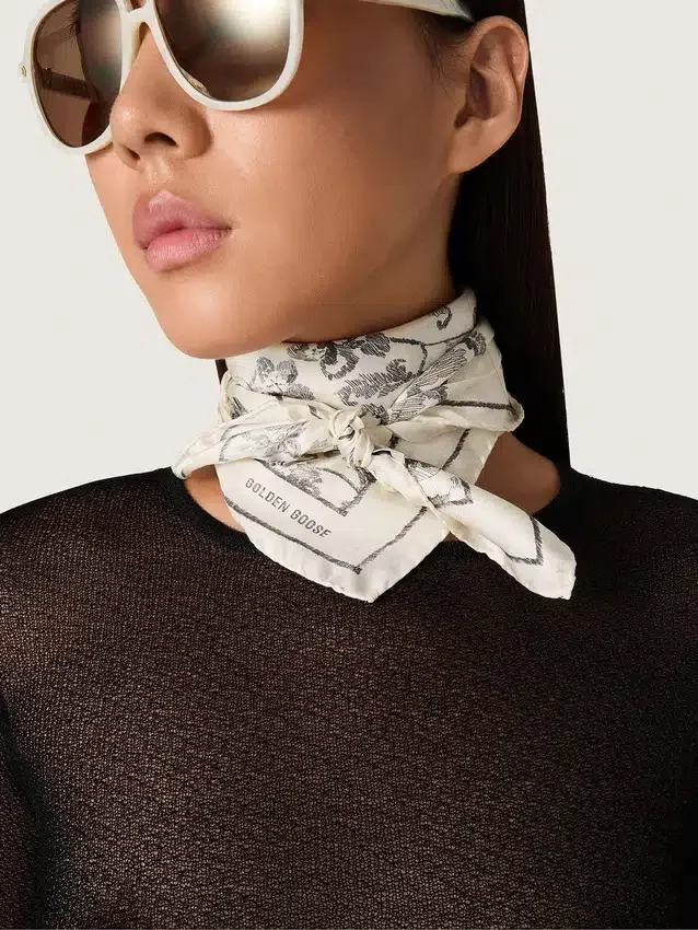 Pañuelo vintage de seda blanca con estampado floral negro