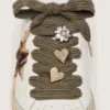 «Pieles» de lana verde salvia con tres apliques de joyería