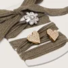 «Pieles» de lana verde salvia con tres apliques de joyería
