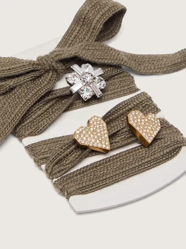 «Pieles» de lana verde salvia con tres apliques de joyería