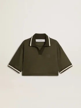 Polo corto para mujer en jersey verde militar con bordado