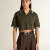Polo corto para mujer en jersey verde militar con bordado