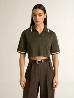 Polo corto para mujer en jersey verde militar con bordado