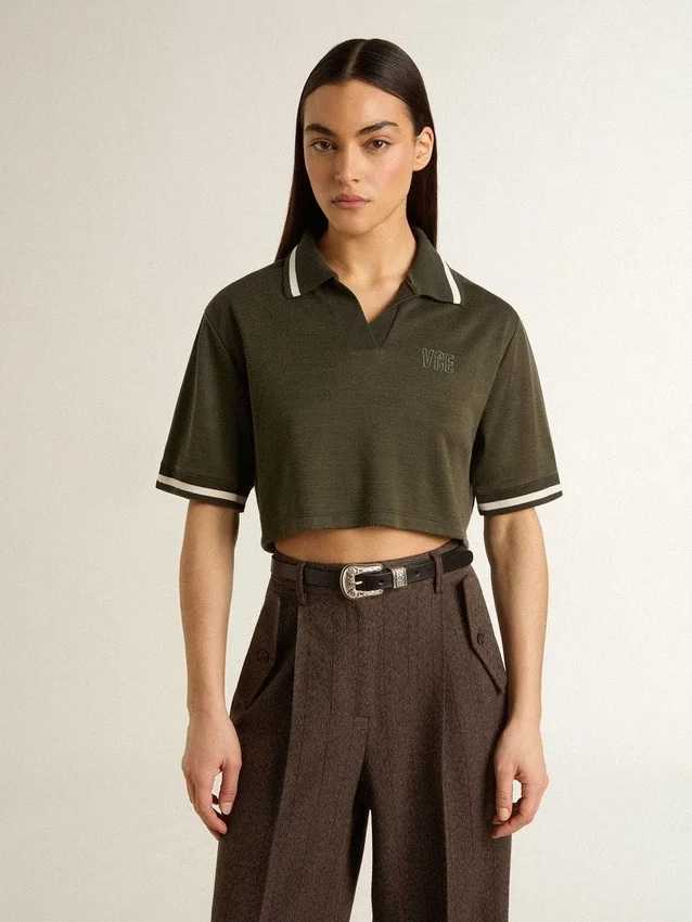 Polo corto para mujer en jersey verde militar con bordado